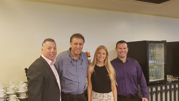 ד"ר עוזי בכר וליטל ליכט מקרוז אין לצד נציגי NCL שהגיעו להשתתף בסמינר. צילום קרוז אין