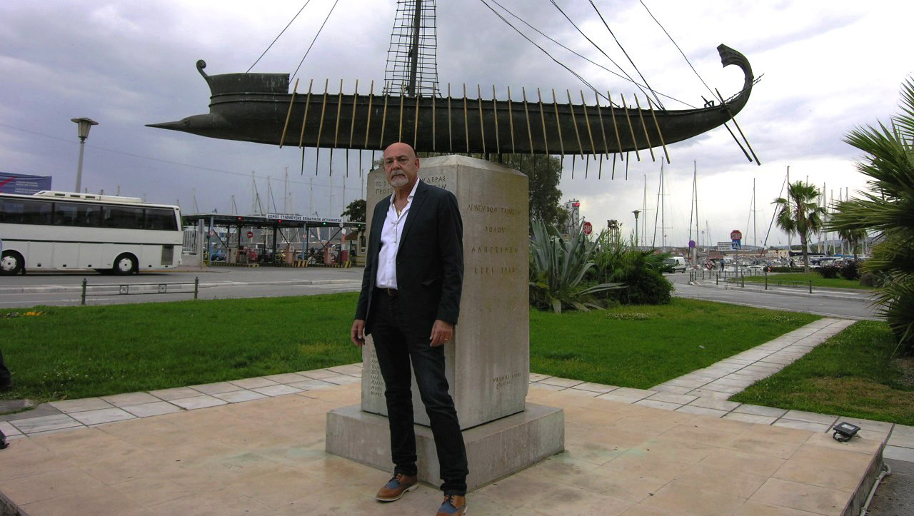 טרסיוולוס סטרוידובולוס, נשיא ומנכ"ל נמל העיר וולוס, על רקע דגם סירת המשוטים המיתולוגית "ארגו". צילום שוש להב