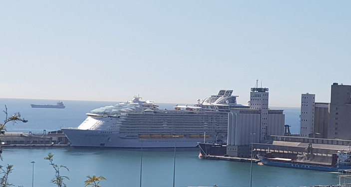 סימפוני אוף דה סיז עוגנת בנמל של ברצלונה. צילום עוזי בכר