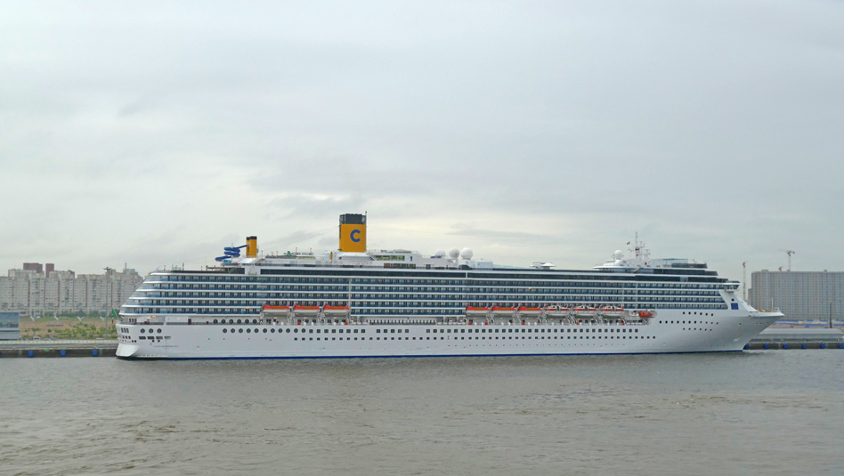 קוסטה מדיטרנאה עוגנת בסנט. פטרבורג. צילום עוזי בכר