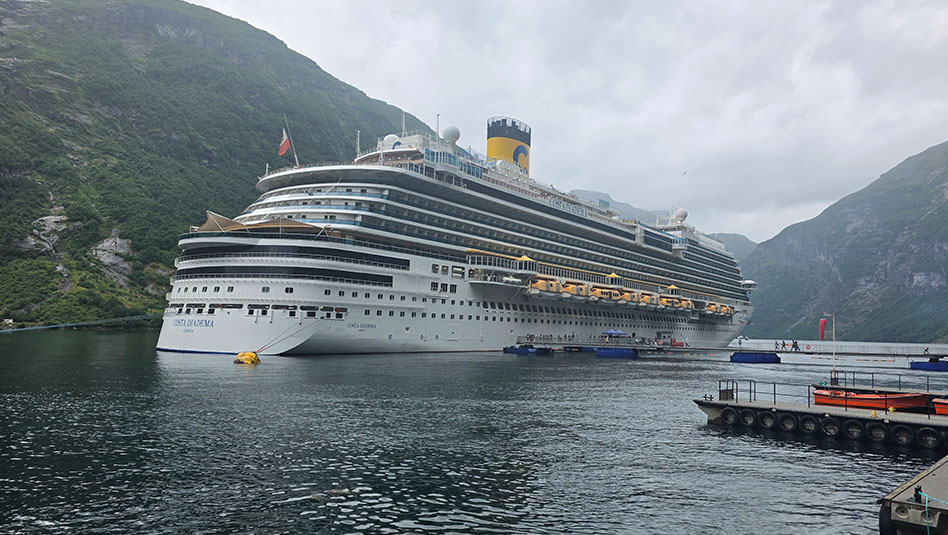 האונייה Costa Diadema עוגנת בגיירנגר. צילום עוזי בכר